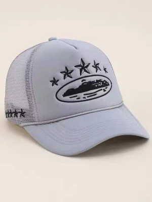 Ljusgrå keps med stjärnor - Snygg ljusgrå keps med svart broderat UFO-motiv och stjärnor framtill. Baksidan har mesh-tyg för extra ventilation och fler stjärnor broderade på sidan. Perfekt för dig som gillar unika accessoarer och streetstyle.