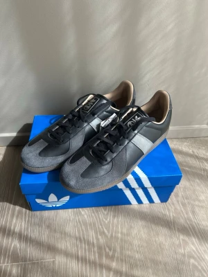 Adidas BW Amry Shoes (GATS) - Sprillans nya Adidas Gats i storlek 47 och en tredjedel. Säljer dem pga att jag köpte i fel storlek och glömde retunera dem… Som sagt helt oanvända, och är ett par riktigt schyssta sneakers! Nypris 1800, och det ingår en skokartong grå adidas. Bara att höra av sig vid minsta lilla fundering! :)