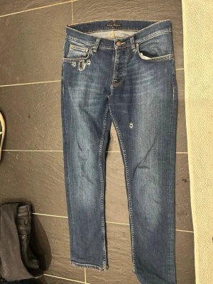 Nudie jeans  - Nudie jeans grim Tim storlek w31 l30 i as bra skick. Slitningar ingår i design!