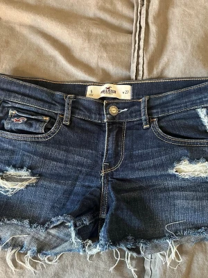 Lågmidjade shorts från Hollister - Slitage finns men fortfarande fina