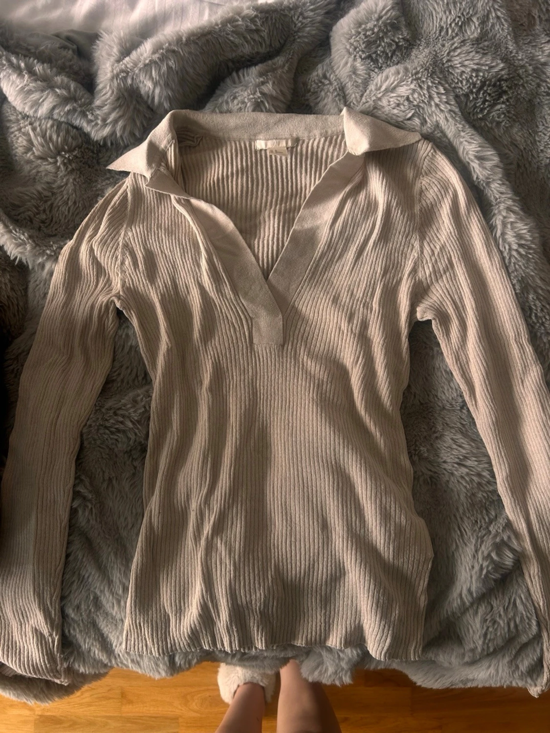 Beige ribbad blus med krage - 1