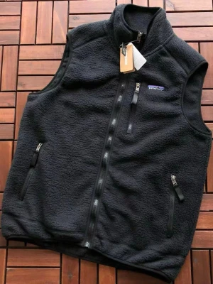 HELT NY: Patagonia Retro Pile Väst (Svart) - Helt ny svart Patagonia Retro Pile väst med taggskvar! 🏷️ Aldrig använd. Supermjuk shearling-fleece som är perfekt för våren. Stilren modell som funkar till allt. Nypris ca 1800kr. Skickas spårbart direkt efter köp! Skriv vid frågor 🤝 