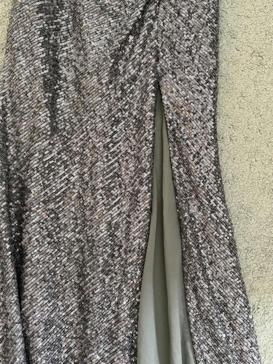 Glittrig silver långklänning med slits - balklänning  - 3