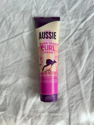Curl cream - Helt ny curl cream som jag köpte igår och endast testat cirka en tesked av. Luktar otroligt gott och gör håret väldigt mjukt. Säljer då det inte passade till mitt hår. Passar bättre till lockigare hår och tjockare hår