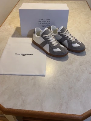 Maison Margiela grå vita - Säljer mina maison margiela gats. Storlek 42 och passar även 43. Är sugen på ett par nya dojjor. Pris kan diskuteras vid snabb affär