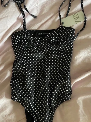 Svart baddräkt med vita prickar Zara - Populär body Zara, använd 2ggr 