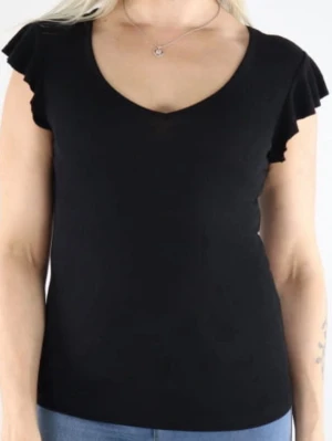 Svart ribbad topp från ONLY - Snygg svart ribbad topp från ONLY med v-ringning och volangdetaljer på ärmarna. Toppen har en figurnära passform och är tillverkad i mjuk stretchig bomullsblandning. Perfekt att styla med jeans eller kjol för en trendig look.