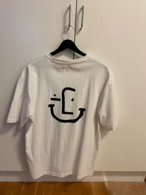 Egenmålad t shirt - Relaxed fit t-shirt i strl L från HM som jag målat ett eget tryck på. Aldrig använd.