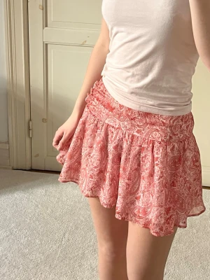 Sommar kjol i korall/aprikos! - Supersöt sommarkjol från Gina Tricot i storlek 158/164, men passar även som xs! Kjolen har en smickrande midja och ett luftigt, flowy fall som passar perfekt till varma sommar dagar.