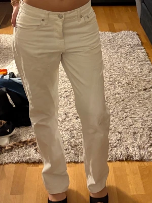 vita raka jeans - Säljer ett par vita jeans med rak passform och låg midja från zara. Använd fåtal gånger. Pris går att diskutera 