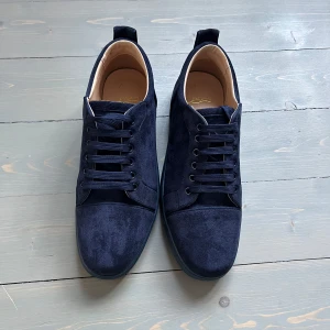 Mörkblå Louboutins - Har några fläckar och sulan är inte super skick. Ingenting man tänker på dock. Box, tillbehör osv följer såklart med