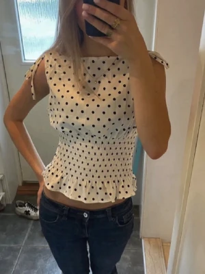 Polka dot topp - Säljer nu denna otroliga prickiga toppen i storlek S. Nypris: 300 kronor 