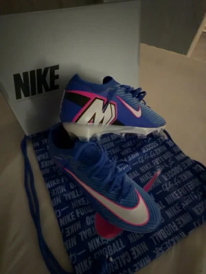 Blå Nike Mercurial fotbollsskor Elite - SKORNA ÄR HELT OANVÄNDA. DET ÄR ELITE VERSIONEN AV SKOR OCKSÅ. KAN GÅ NER I PRIS VID EN SNABB AFFÄR.