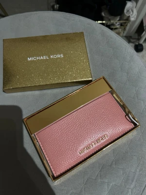 Micheal kors plånbok - Plånbok från Michael kors. Helt ny med prislapp. Köpt i Australien