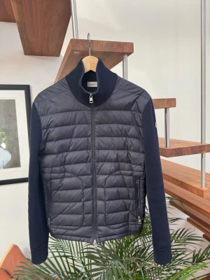 Moncler cardigan - Moncler cardigan navyblå. Storlek M 2022 model, sitter äkta till storleken alltså M. Skick 7/10 använt skick. 