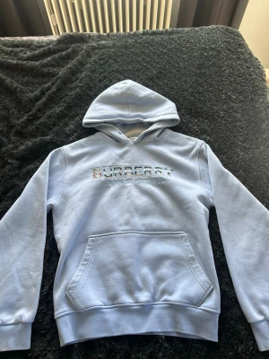 Ljus blå tröja från burrbery  - Ljus blå tröja i bra skick pris går att diskutera vid snabb affär tar även byten hör av er om d är något!