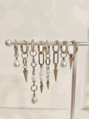 Örhängen  - Laika💕💕💕egengjorda och designade örhängen i rostfritt stål, gjorda med kärlek. 129 kr/par, 139 kr/ glittriga par. Just nu sjukt bra erbjudande på bild 2-5😍🥰först i kvarn, just nu annonser med fri frakt på min profil