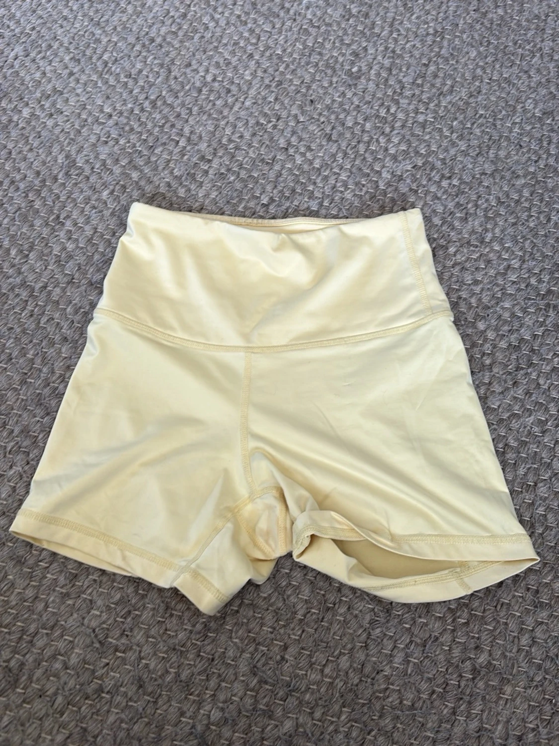 Ljusgula högmidjade shorts