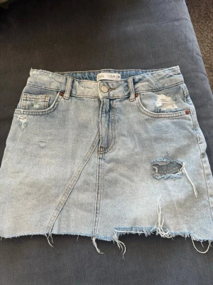 Ljusblå jeanskjol från Zara - Trendig ljusblå jeanskjol från Zara i storlek 152 passar xxs eller xs skriv gärna om det är något ni undrar över 