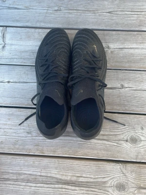 Nike phantom elite fotbollsskor  - Säljer ett par nike phantom elite fotbollsskor. Helt oanvända då jag åkte på en långvarig skada och ej kunnat använda dessa. Kommer utan påse då den är försvunnen! Nypris 3200! Pris kan diskuteras vid snabb affär. Kontakta mig vid frågor eller mer bilder! 