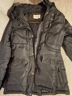 Perfekt vårjacka - Går att sätta dit päls om man vill. Varit på kemtvätt . Går att juster att ha mer format i midjan