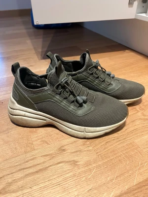 Skopaket med tre par skor  - Snygga olivgröna sneakers med mesh-ovandel och snabbsnörning. Skorna har en chunky vit sula och dragflikar både fram och bak för enkel påtagning. Perfekta för dig som gillar sportig och modern stil.