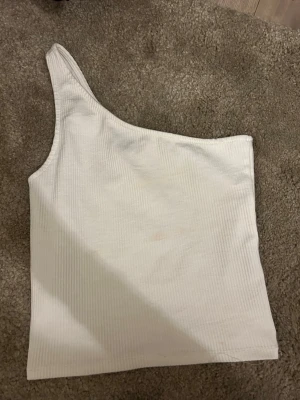 vit ribbad oneshoulder topp - snygg vit ribbad topp med oneshoulder-design.
