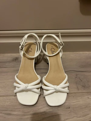 vita klackar - Stilrena vita klackar, använda en gång