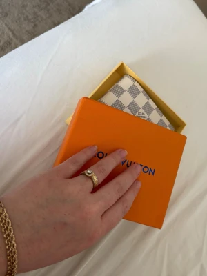 Plånbok  - Säljer en snygg vit plånbok aldrig använd ✨