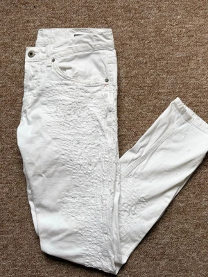 Vita distressed dondup jeans - Otroligt feta dondup george jeans, även snyggare i verkligheten än på bilderna. Köpt begagnade men inga defekter alls, passar perfekt nu till sommaren