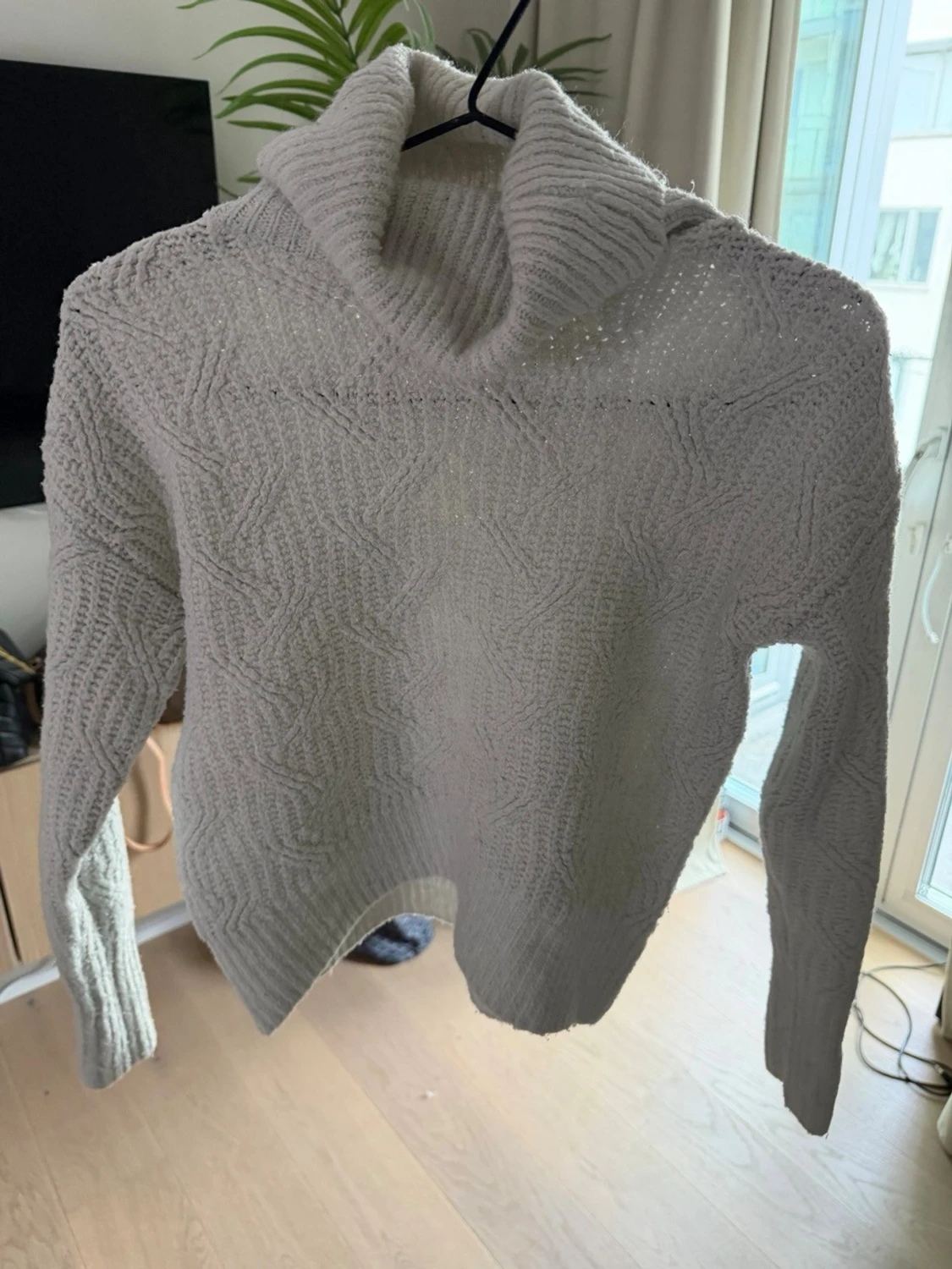 Grå stickad polotröja med mönster - 1