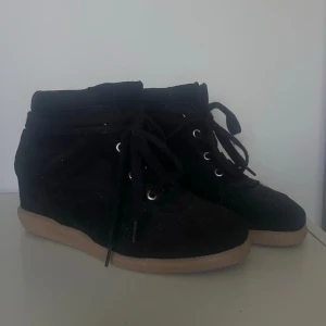 Isabel Marant liknande skor  - Säljer dessa trendiga skor, märke Pavement, men liknar Isabel Marant. Aldrig använda! Storlek 39, med en kilklack på 6 cm.💘 Nypris 1699, kan gå ner i pris vid snabb affär😊(obs, en av de silvriga ringarna vid snörena sitter löst, det var så när jag fick dem, men det är inget som syns!)