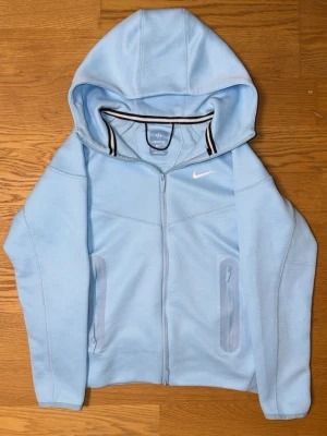 Ljusblå Nike NOCTA hoodie - Säljer ett par  ljusblå hoodie från Nike NOCTA, Pris går att diskuteras. 🔥❤️ använt bara 1 gång.