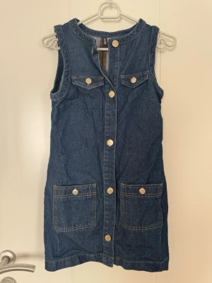 Ärmlös jeansklänning med knappar - Kort Jeansklänning använd 1 gång i storlek xs.