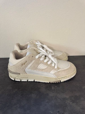 Axel Arigato lo fluffy sneaker - Snygga sneakers från Axel Arigato i beige och vitt. Har bara använt skorna en gång. Nypris 3450 kr