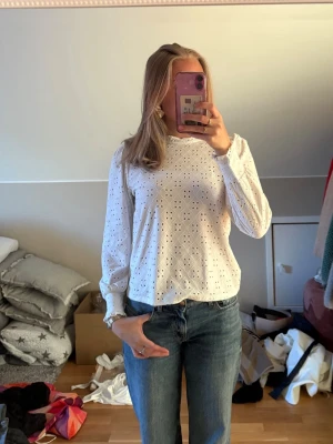 Söt blus från vila - Jättesöt blus från vila, supermjuk och skön! Knappt använd och inga defekter. Skriv vid eventuella frågor💞