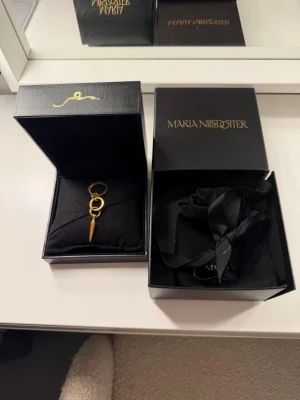 Maria Nilsdotter örhönge - Säljer då den inte kommer till användning. Modellen heter Chaos Queen Earring. Den är använt ett par gånger (minst 3). Nypris 3 395kr. Kvittot kommer med.
