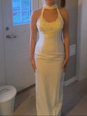 Balklänning - Så fin och unik balklänning i nyskick. Färgen är typ krämvit eller jättejätteljus gul