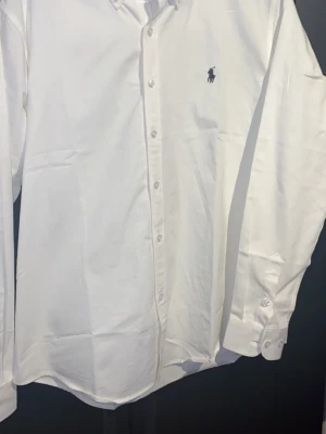 Ralph Lauren skjorta - Oanvänd Ralph Lauren skjorta i nyskick. XXL men sitter som L