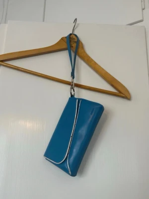 Vintage kuvertväska - Blå clutch väska med silverdetaljer från Mexx. Från sent 1990-tal/tidigt 2000-tal. Okej skick, lite skavanker som syns på bilderna!