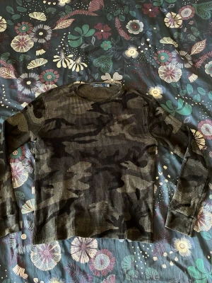 Tröja Ralph Lauren - Säljer en långärmad tröja från Ralph Lauren då den inte passar mig längre. Det står L på lappen men den passar snarare XS/S