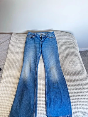 Blå lågmidjade bootcut jeans  - Snygga blå bootcut jeans med klassisk femficksdesign. Jeansen har låg midja och är tillverkade i denim med lätt stretch för skön passform. Perfekta för en avslappnad och trendig look. Fler bilder går att få!❣️