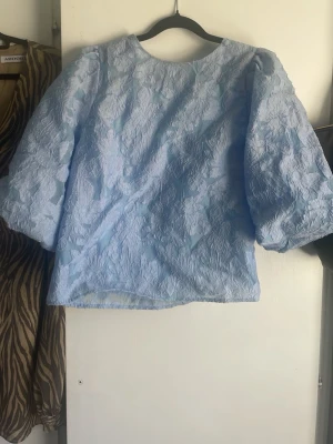 Neo noir blus - Säljer denna superfina blusen från Neo noir, ljusblå med knytning i ryggen. Bara använd några gånger, de ända skavankerna är att den har fått lite sminkfläckar på insidan av blusen men det är ingenting som man lägger märke till skulle jag säga☺️