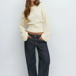 Krämvit stickad tröja - Prislappen kvar!! Helt ny. Känns som en M (så liten i storleken) Säljer en krämvit stickad tröja från ginatricot med rund halsringning och bred ribbstickad nederkant. Tröjan har ballongärmar och är gjord i ett mjukt, fluffigt material som känns riktigt cozy. Perfekt att styla med jeans eller kjol. L