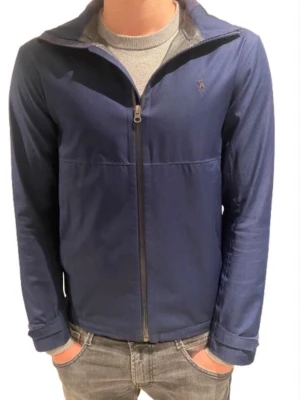 Polo Ralph Lauren Fieldjacket / Skaljacka - Snygg marinblå vindjacka från Polo Ralph Lauren i mycket fint skick , funkar perfekt till våren, pris kan diskuteras vid snabb affär.