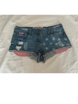 Blå jeansshorts med stjärnor och slitningar - Blå jeansshorts med stjärnor och slitningar