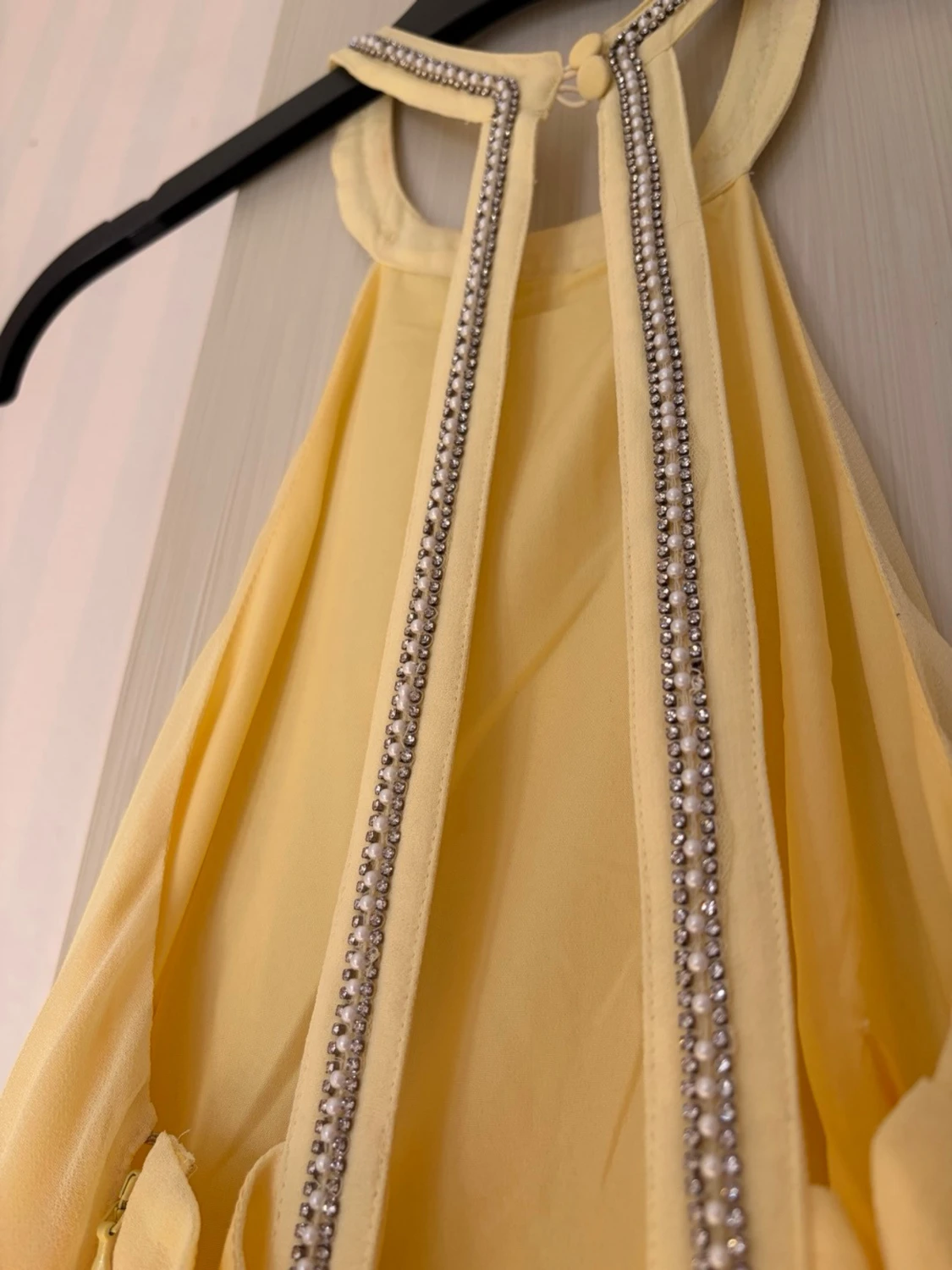 Ljusgul långklänning med öppen rygg - 2