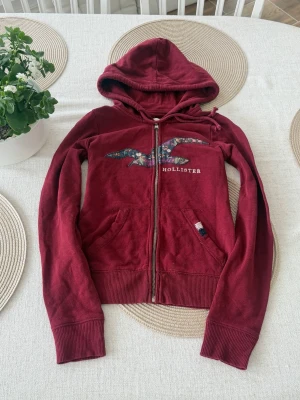 Hollister zip - Storlek XS. Skickas inom 24h. Se liknande plagg i min profil! 