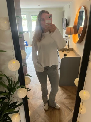 Lågmidjade ljusgrå bootcut jeans  - Lågmidjade bootcut jeans i färgen ljusgrå, från märket Gina Tricot. Säljer få de ej passar mig längre.