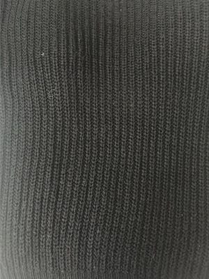 Svart kabelstickad tröja - Säljer en svart kabelstickad tröja med ribbade muddar och klassiskt flätmönster framtill. Tröjan har en chunky känsla och är perfekt för dig som gillar en stilren och enkel look. Passar till allt och är superenkel att matcha.